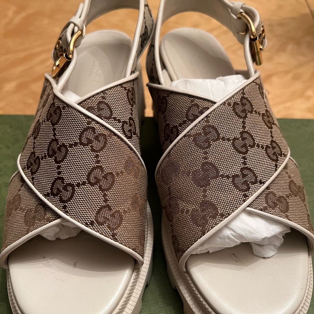 Gucci Brown Monogram Crisscross Sandals with White Trim - Picture 4 of 4